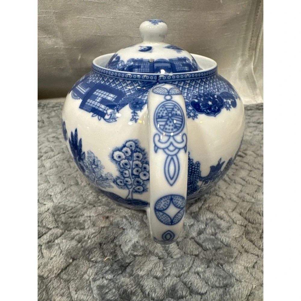 HIC China Blue Willow Teapot Ceramic Blue and White Chinoiserie Tea Pot with Lid